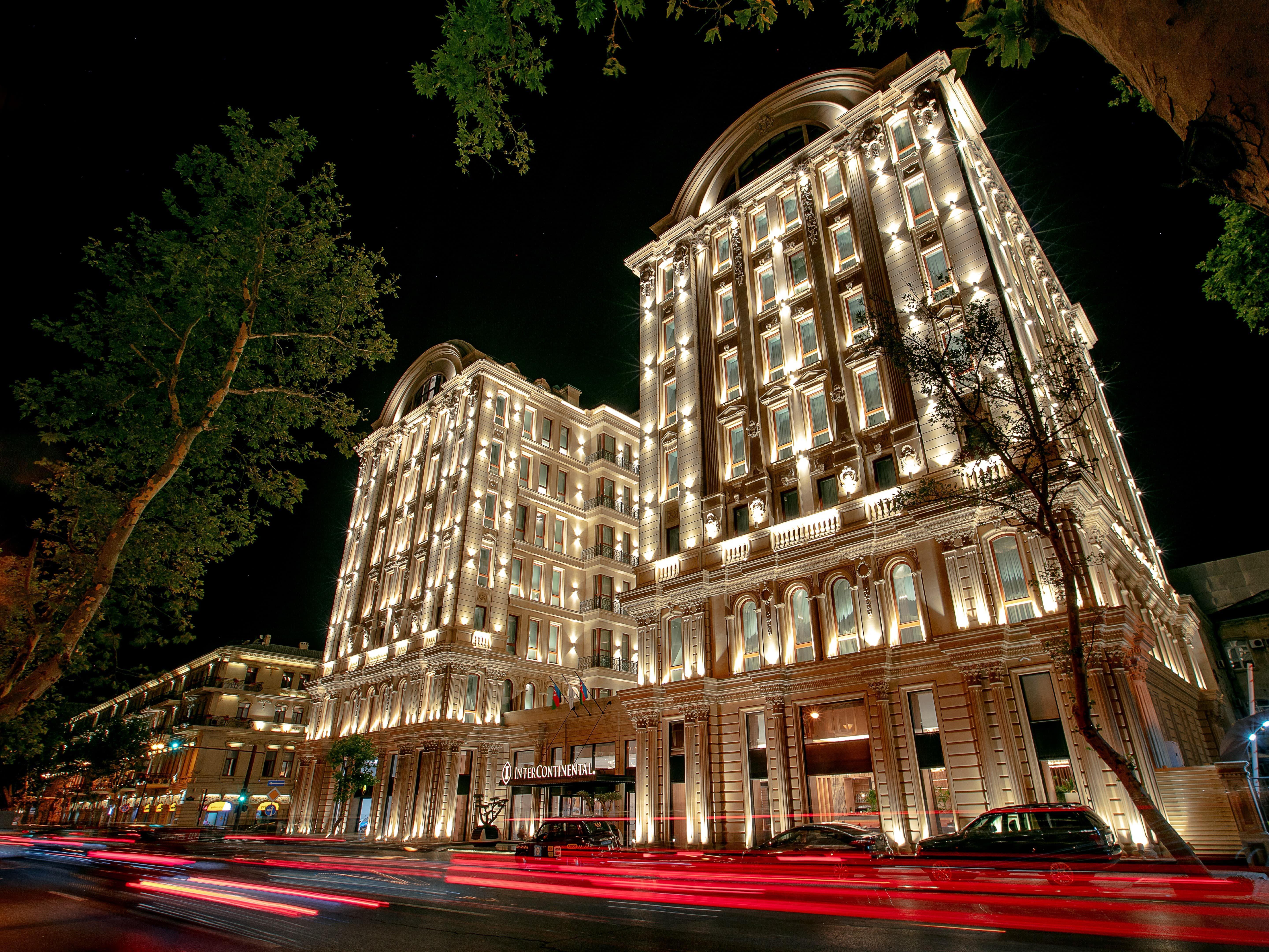 מלון Intercontinental Baku By Ihg מראה חיצוני תמונה The hotel at night