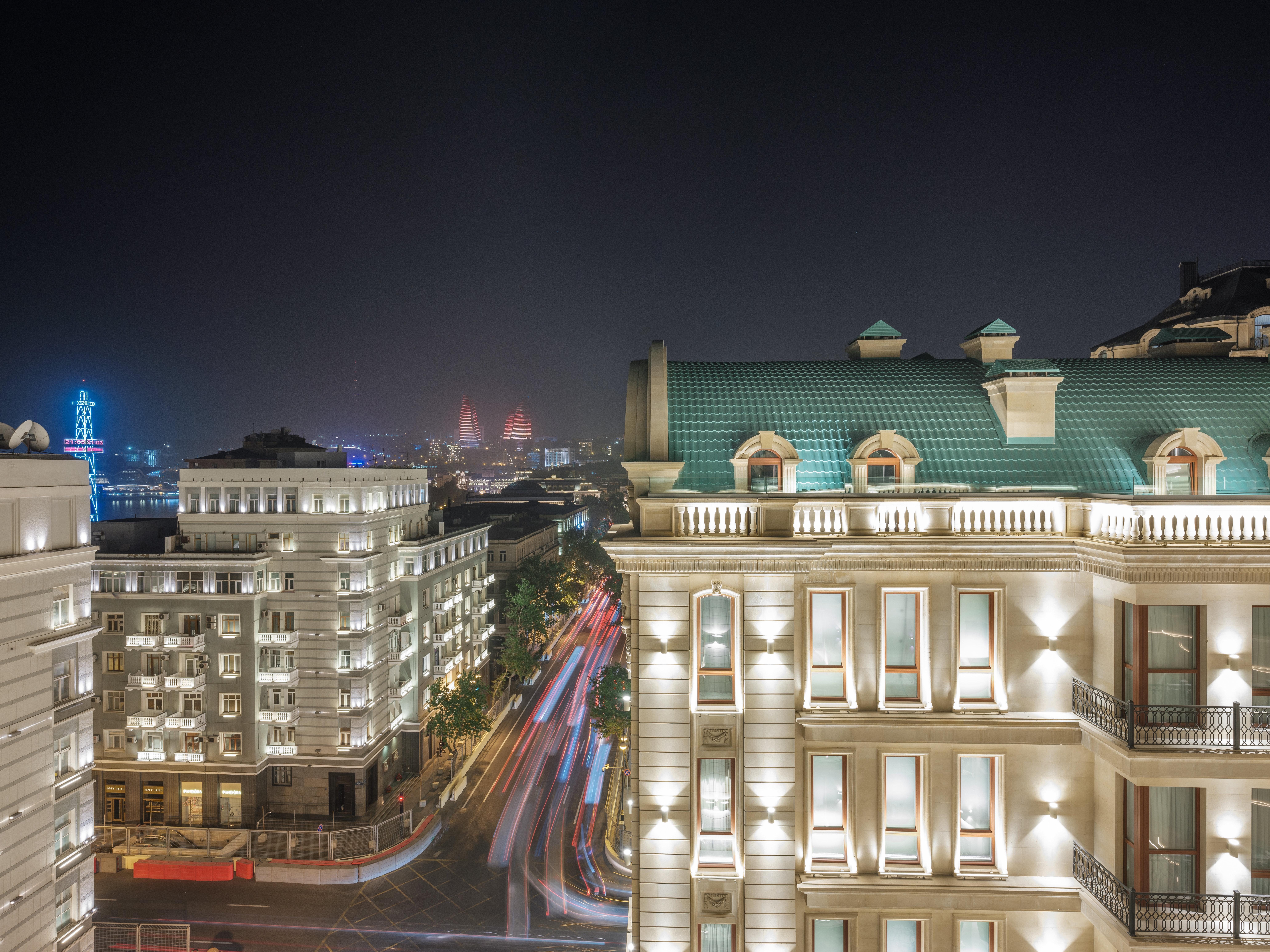 מלון Intercontinental Baku By Ihg מראה חיצוני תמונה The hotel at night