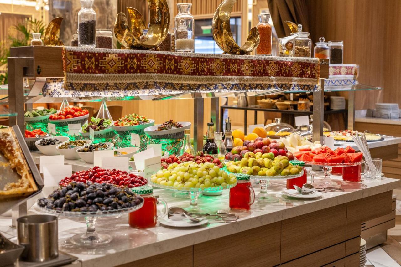 מלון Intercontinental Baku By Ihg מראה חיצוני תמונה A fruit buffet