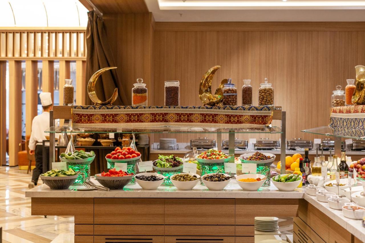 מלון Intercontinental Baku By Ihg מראה חיצוני תמונה A buffet at a hotel