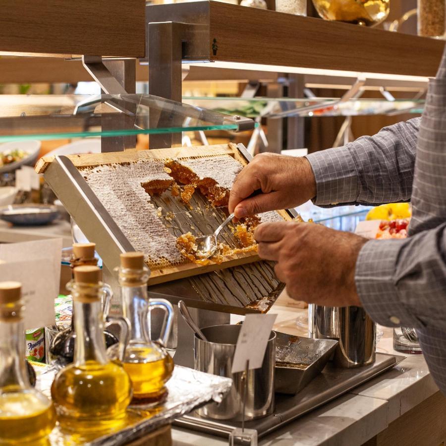 מלון Intercontinental Baku By Ihg מראה חיצוני תמונה A cook grating cheese