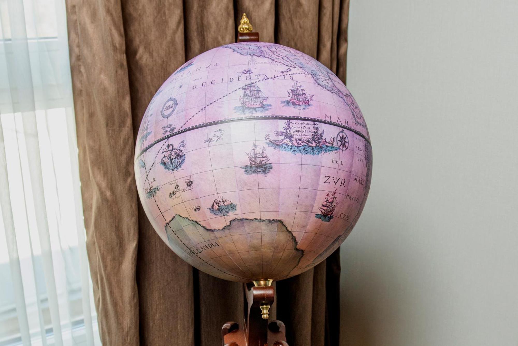מלון Intercontinental Baku By Ihg מראה חיצוני תמונה A globe in the White House